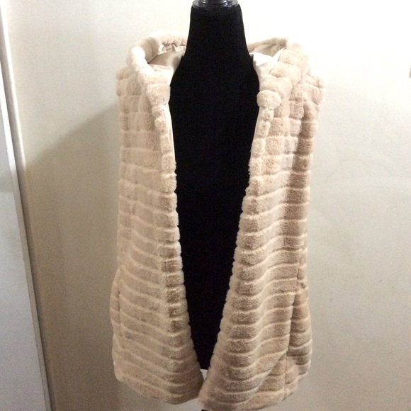 NWOT Papillon faux fur hooded vest - Picture 3 of 12